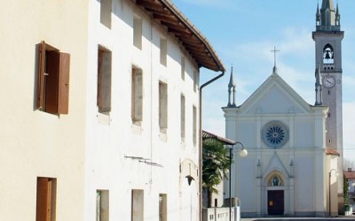 Il paese di Bugnins con la chiesa di San Lorenzo Martire